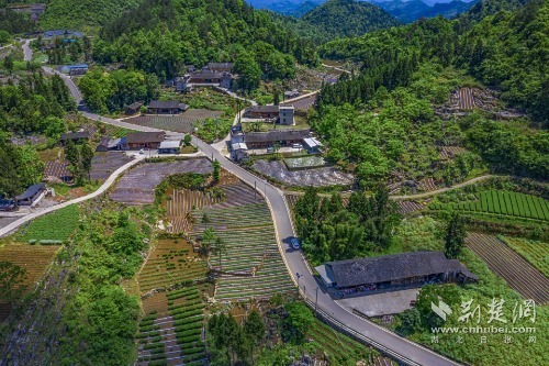 宣恩縣椒園集鎮(zhèn)至鑼圈巖段公路，全長8公里，途經(jīng)椒園村、涼風村、鑼圈巖村，該公路建成既有效帶動沿線煙葉等產(chǎn)業(yè)發(fā)展，又是曜天眼景區(qū)的