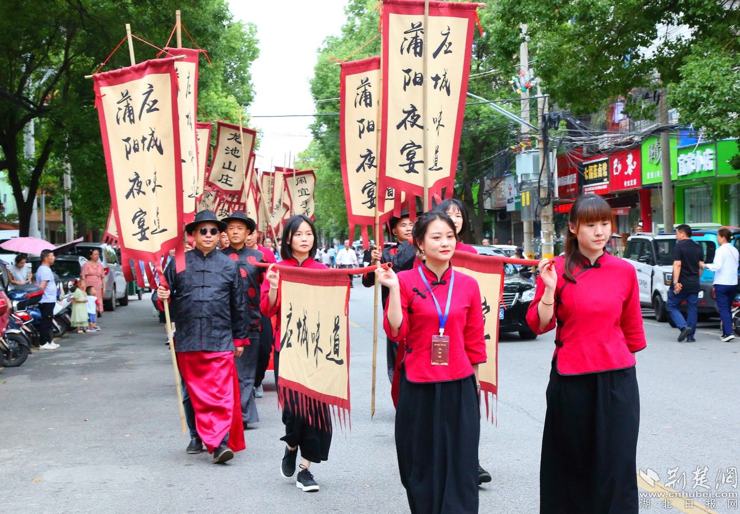 應城市城中街道工作人員及餐飲工作人員抬旗游街 馮璇攝.jpg.jpg